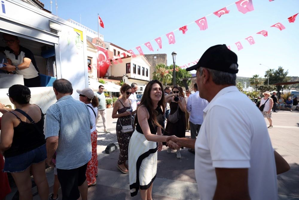 Çeşme'de aşure lokması paylaşıldı